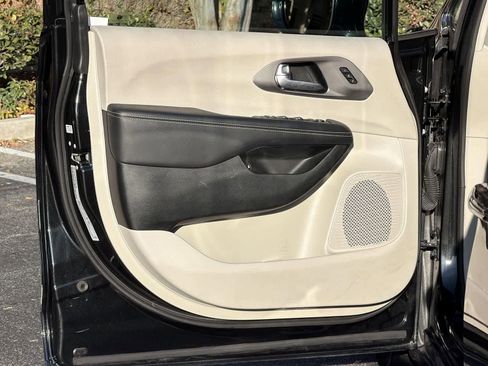 Used 2024 Chrysler Pacifica Select image 24