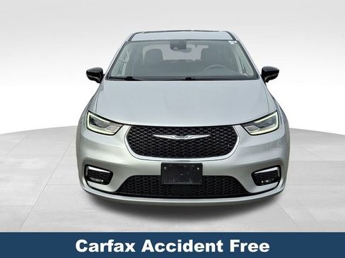 Used 2024 Chrysler Pacifica Touring-L image 3