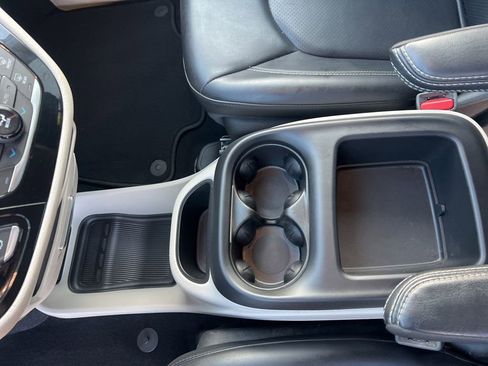 Used 2023 Chrysler Pacifica Touring-L image 53