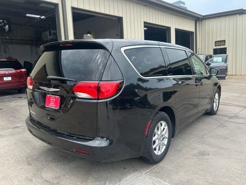 Used 2023 Chrysler Voyager LX FWD image 3