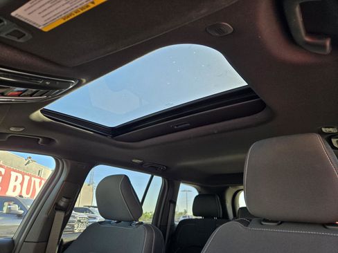 Used 2025 Jeep Grand Cherokee Laredo X image 22