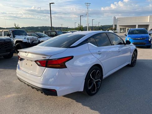 Used 2024 Nissan Altima 2.5 SR w/ SR Premium Package FWD image 4