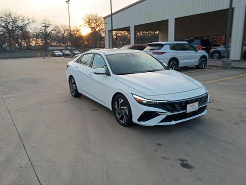 Used 2025 Hyundai Elantra SEL image 3
