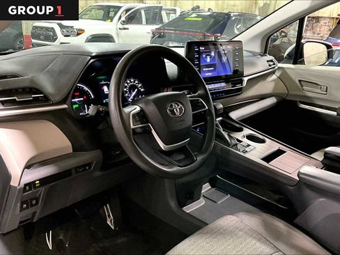 Certified 2021 Toyota Sienna LE image 17