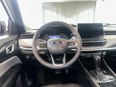 Used 2024 Jeep Compass Latitude AWD/4WD image 2