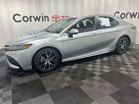 Used 2024 Toyota Camry SE image 4