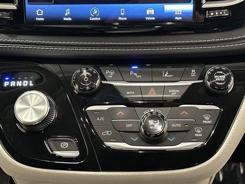 Used 2023 Chrysler Pacifica Touring-L image 15
