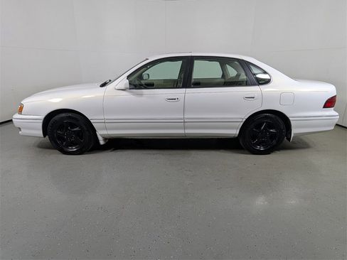 Used 1999 Toyota Avalon XL image 4