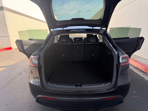 Used 2025 Tesla Model Y Long Range RWD image 16