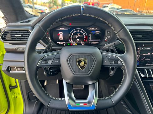 Used 2022 Lamborghini Urus AWD/4WD image 39