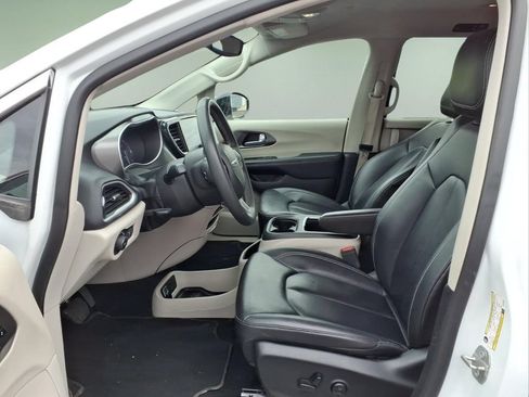 Used 2024 Chrysler Pacifica Touring-L FWD image 4