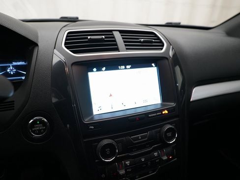 Used 2017 Ford Explorer XLT w/ Equipment Group 202A image 6