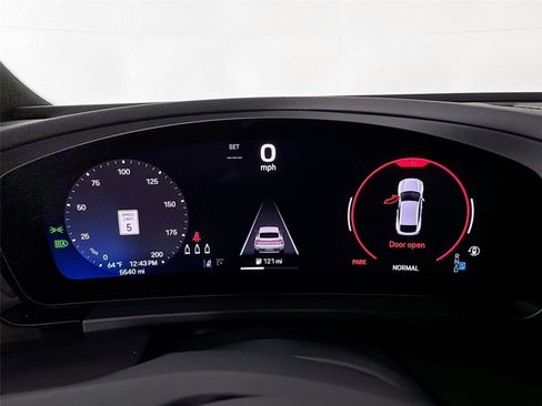 Certified 2025 Porsche Macan Electric RWD image 19