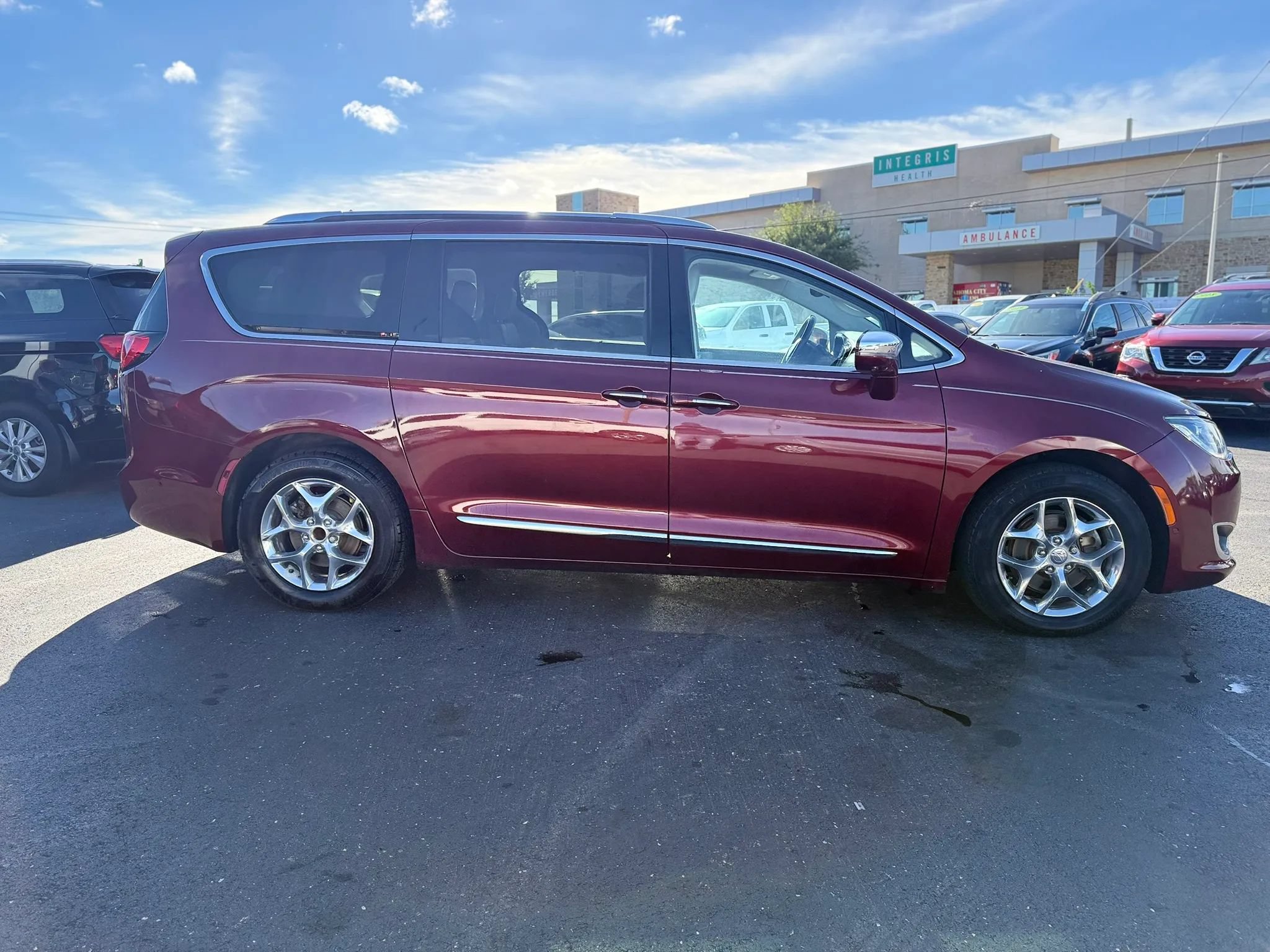 Used 2017 Chrysler Pacifica Limited w/ Advanced Safetytec Group FWD image 2