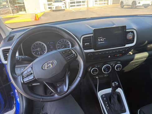 Used 2022 Hyundai Venue Limited FWD image 4