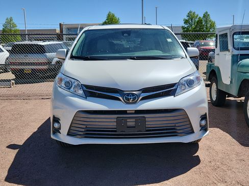 Used 2020 Toyota Sienna XLE w/ XLE Navigation Package AWD/4WD image 2