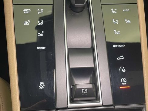 Certified 2023 Porsche Macan AWD/4WD image 33