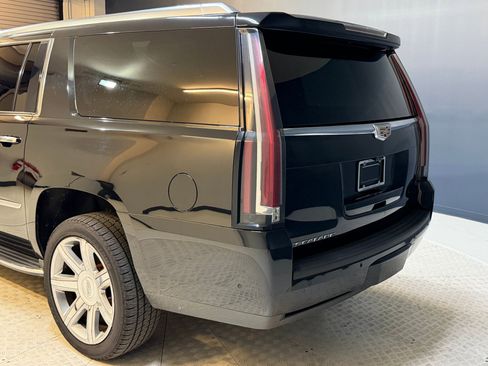 Used 2020 Cadillac Escalade ESV Premium Luxury AWD/4WD image 22