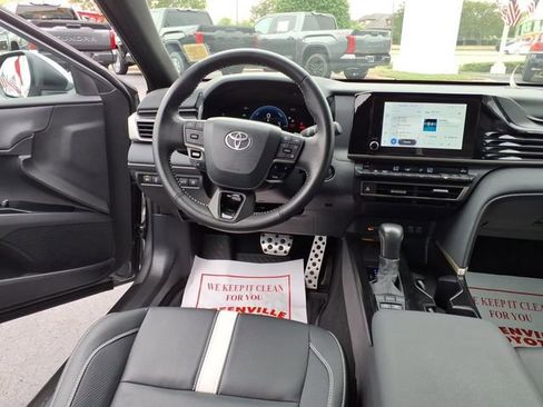 Used 2025 Toyota Camry SE FWD image 11