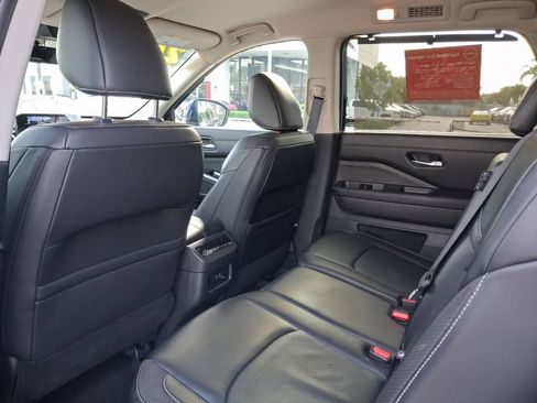 Certified 2025 Nissan Pathfinder SL FWD image 7