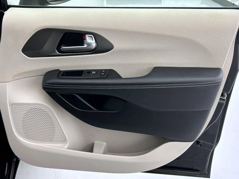 Certified 2023 Chrysler Pacifica Touring-L FWD image 16