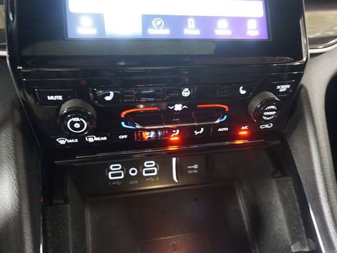 Used 2022 Jeep Grand Cherokee Altitude AWD/4WD image 12