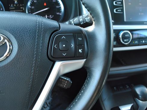 Used 2015 Toyota Highlander XLE AWD/4WD image 19