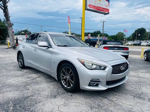 Used 2017 INFINITI Q50 Signature Edition w/ All Weather Package (L93) RWD image 2