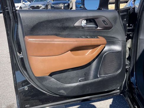 Used 2017 Chrysler Pacifica Limited image 21