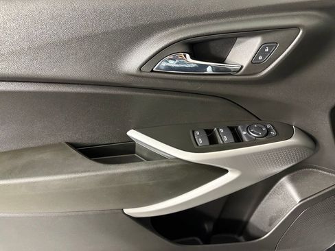 Used 2024 Chevrolet Trax RS w/ Sunroof Package FWD image 22