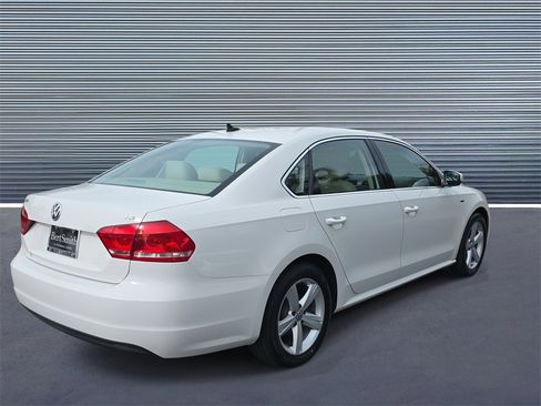 Used 2015 Volkswagen Passat 1.8T Limited Edition image 3