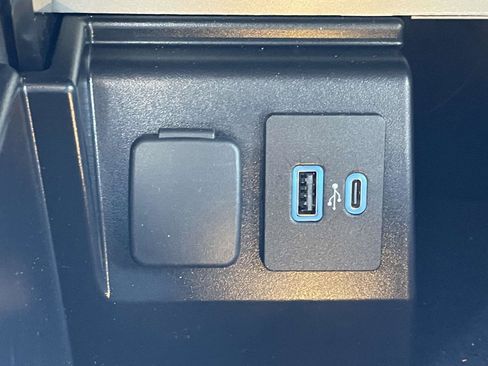 Used 2023 Ford Explorer XLT image 11