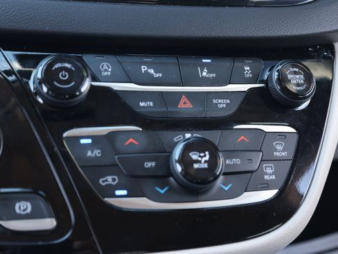 Used 2024 Chrysler Pacifica Touring-L FWD image 8