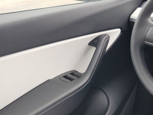 Used 2021 Tesla Model Y Long Range image 12