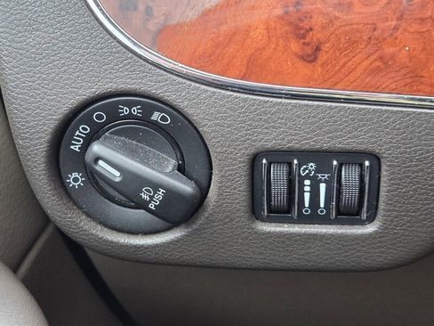 Used 2015 Chrysler Town & Country Touring image 24