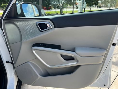 Used 2025 Kia Soul LX FWD image 6