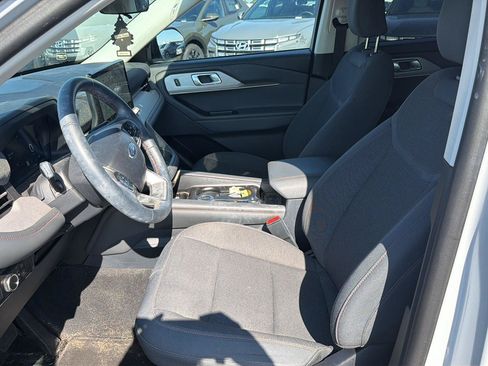 Used 2025 Ford Explorer Active AWD/4WD image 10