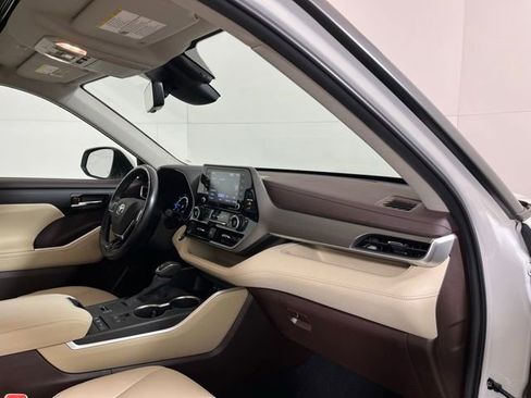 Used 2020 Toyota Highlander XLE image 9