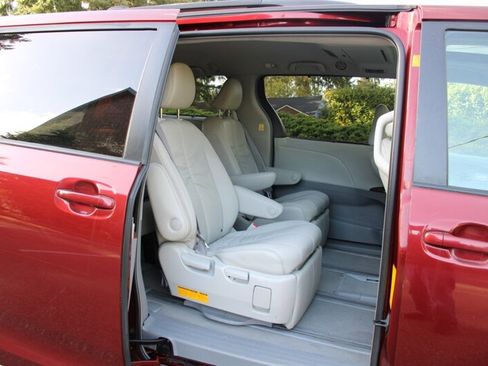 Used 2011 Toyota Sienna XLE w/ Entertainment Pkg image 6