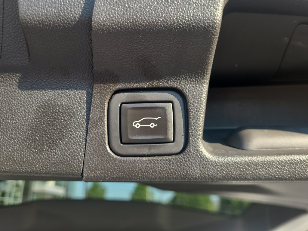 Used 2023 GMC Acadia Denali FWD image 17