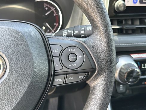 Used 2025 Toyota RAV4 XLE FWD image 25