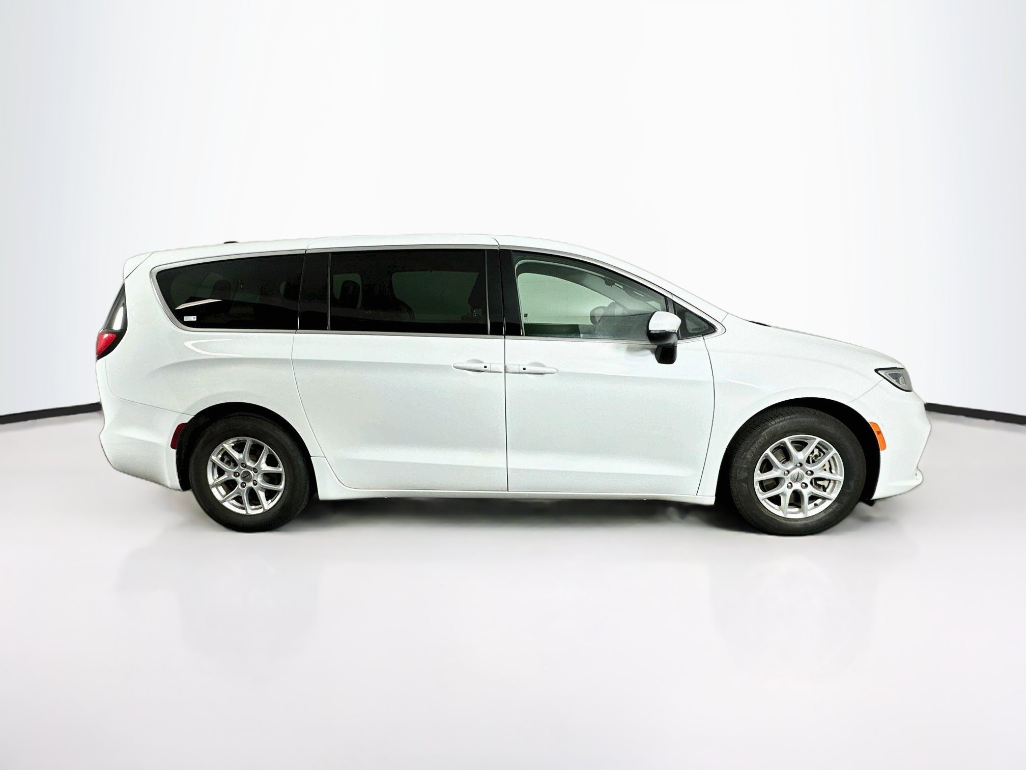 Used 2023 Chrysler Pacifica Touring-L FWD image 10