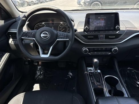 Used 2024 Nissan Altima 2.5 SV FWD image 8