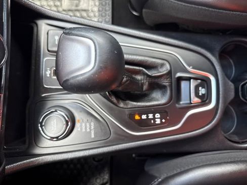 Used 2019 Jeep Cherokee Latitude Plus w/ Cold Weather Group AWD/4WD image 19