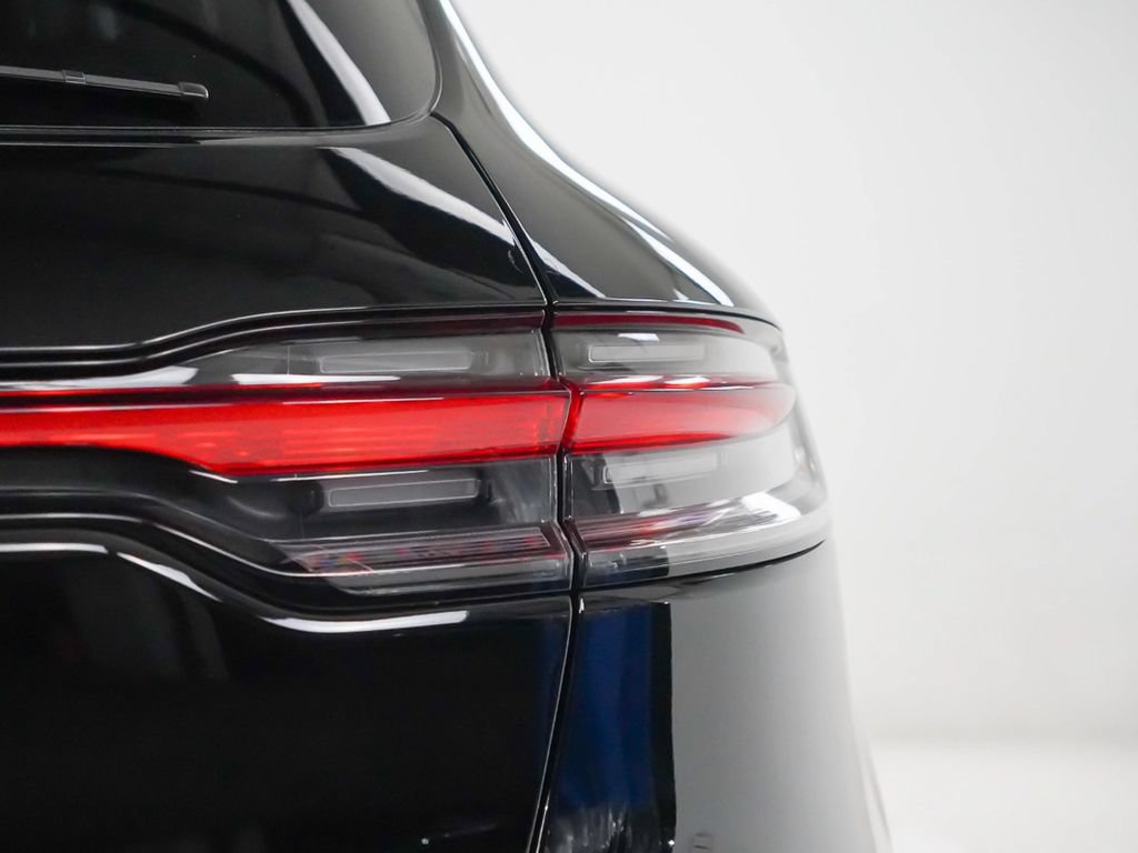 Certified 2026 Porsche Macan AWD/4WD image 12