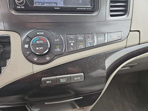Used 2013 Toyota Sienna LE image 31