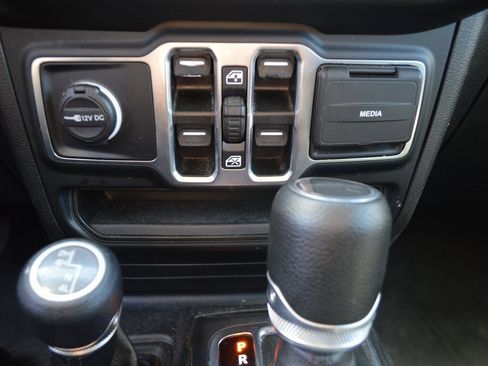 Used 2022 Jeep Gladiator Sport image 11