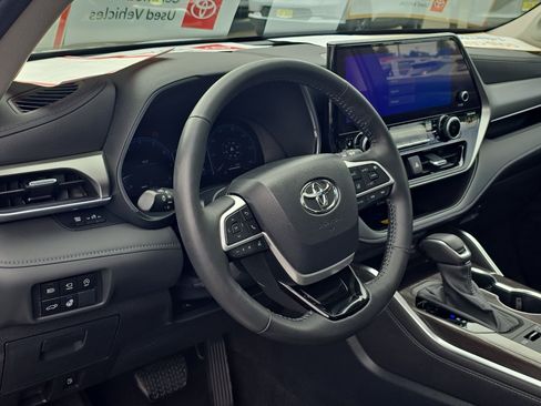 Used 2024 Toyota Highlander Platinum AWD/4WD image 16