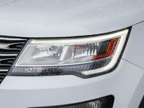 Used 2017 Ford Explorer XLT image 4