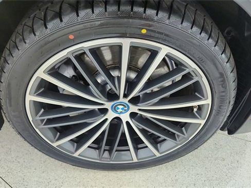 Used 2023 BMW 530e xDrive w/ Premium Package image 59